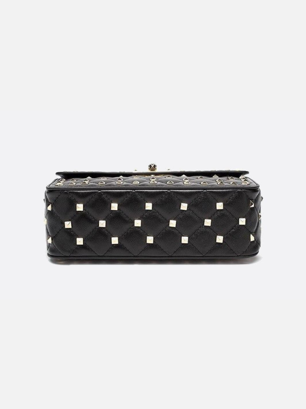 Bolso negro con tachuelas