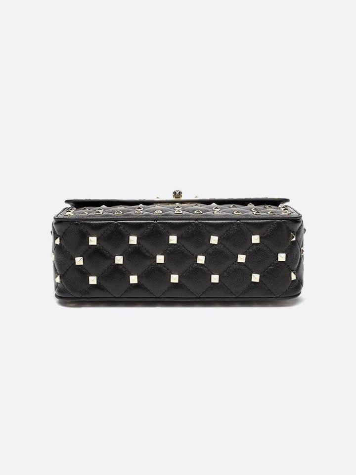 Bolso negro con tachuelas
