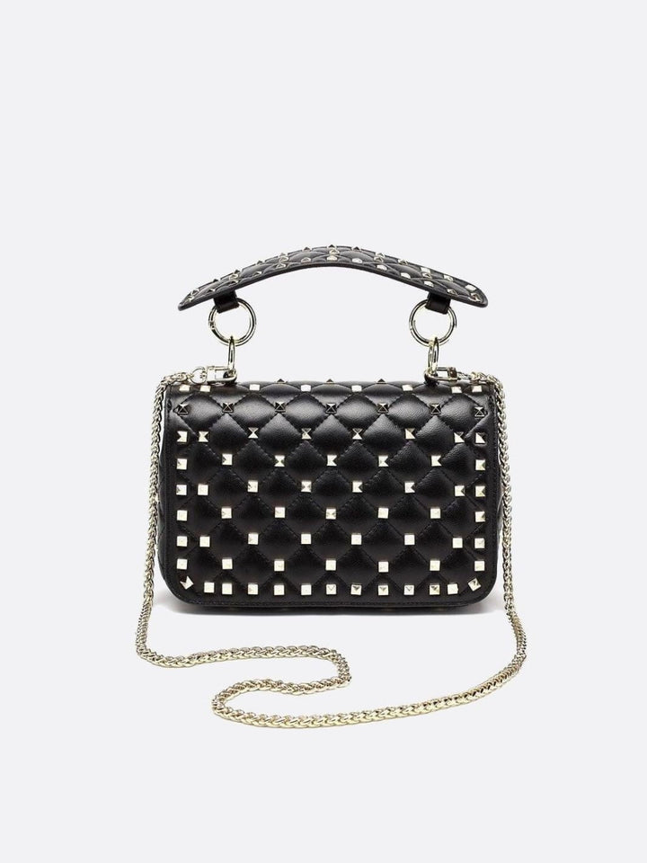 Bolso negro con tachuelas