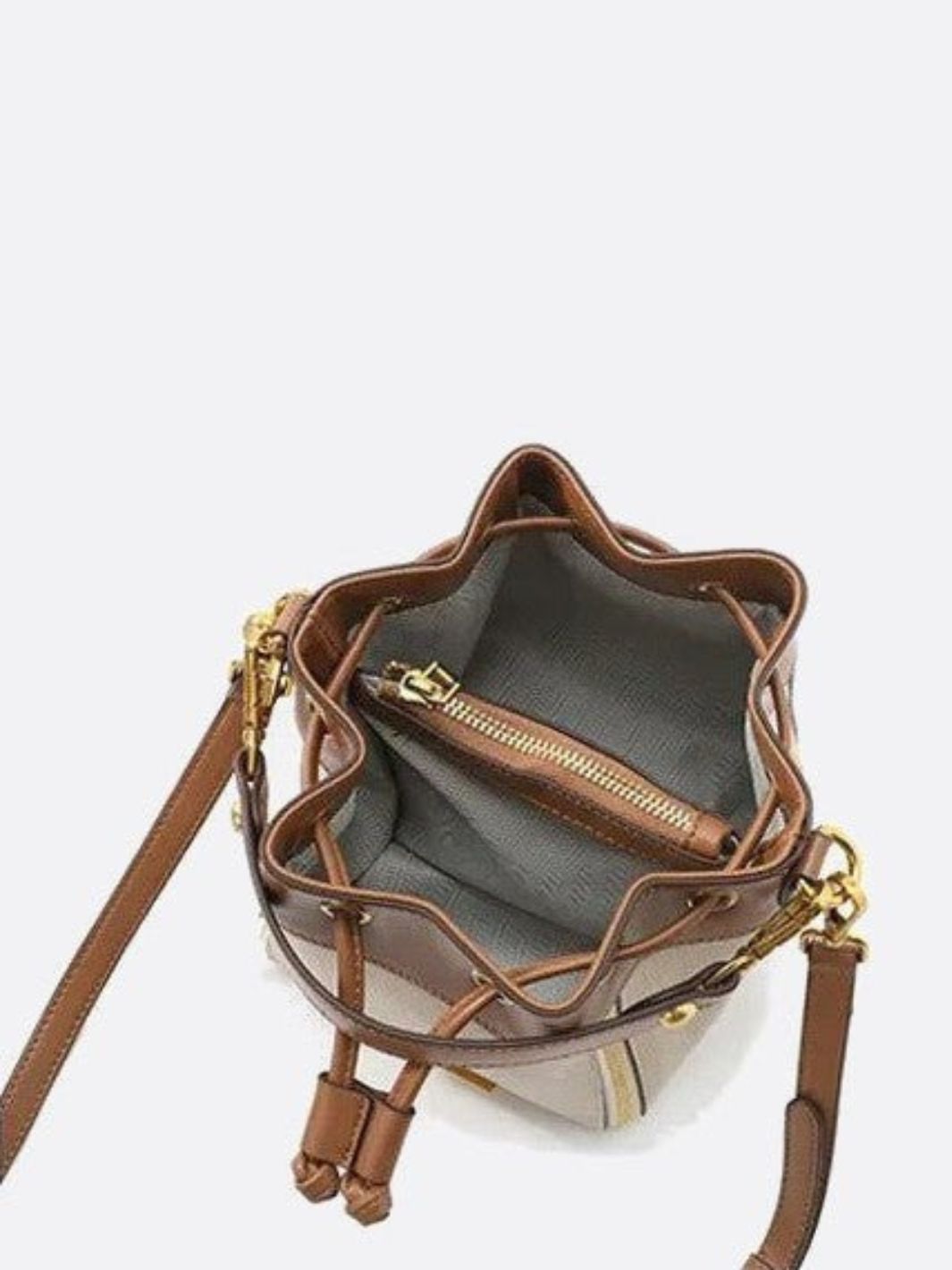 Bolso de mano tipo cubo de cuero