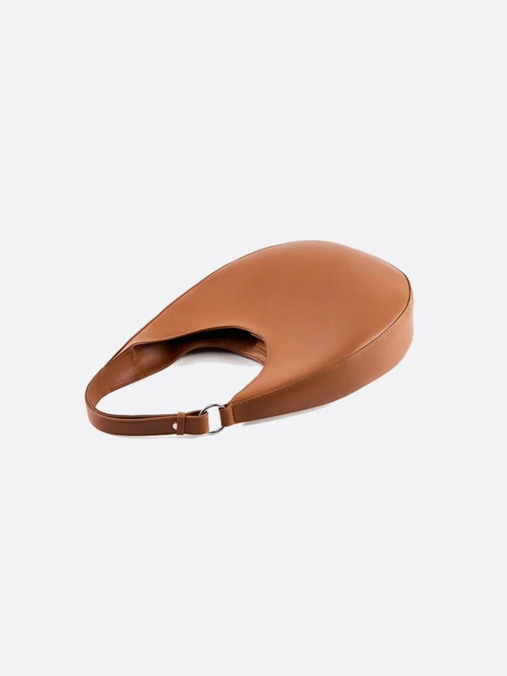 Bolso de piel en forma de media luna