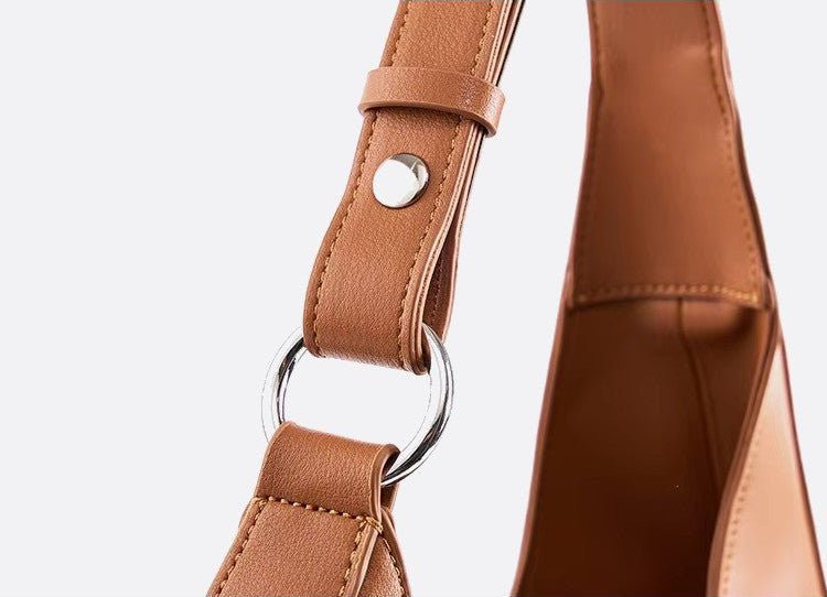 Bolso de piel en forma de media luna