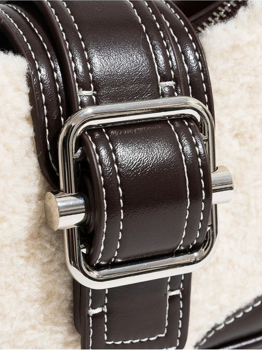 Moumoute y bolso de cuero
