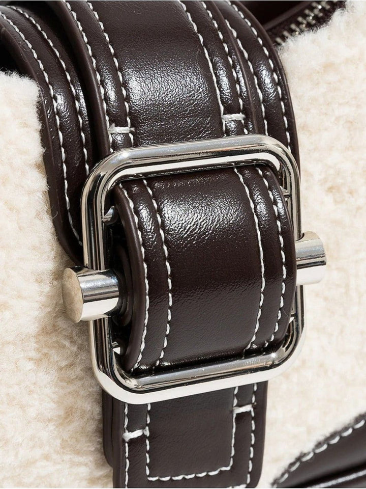 Moumoute y bolso de cuero