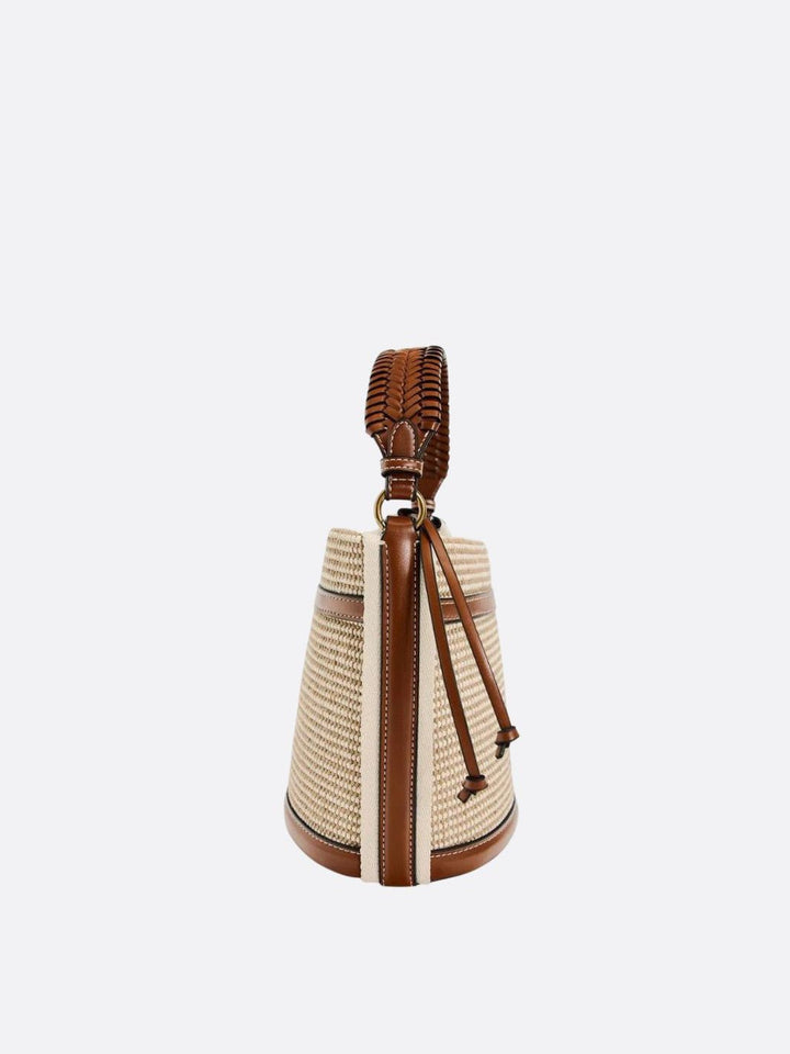 Bolso tipo cubo en rafia y ribete de piel