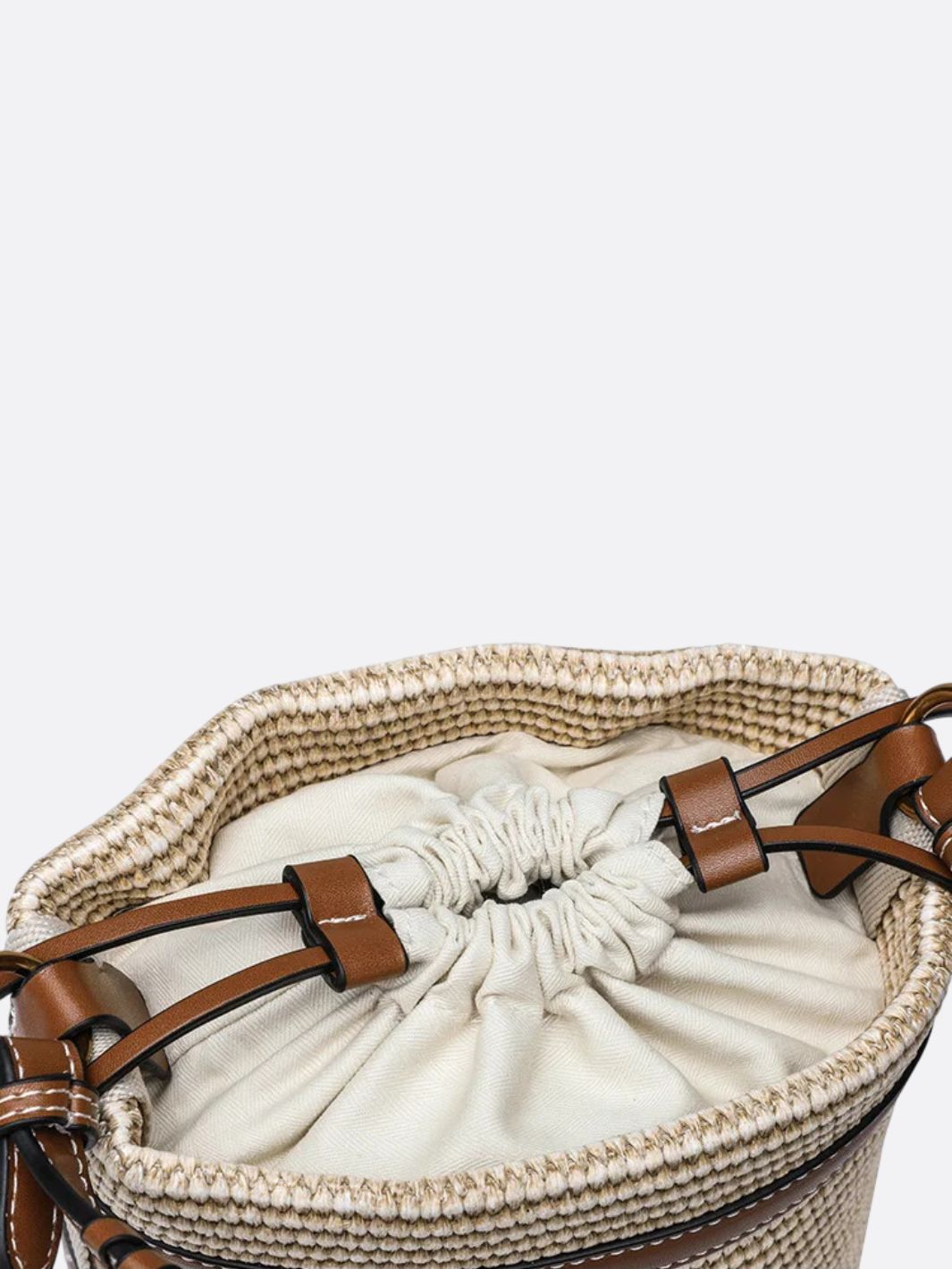 Bolso tipo cubo en rafia y ribete de piel