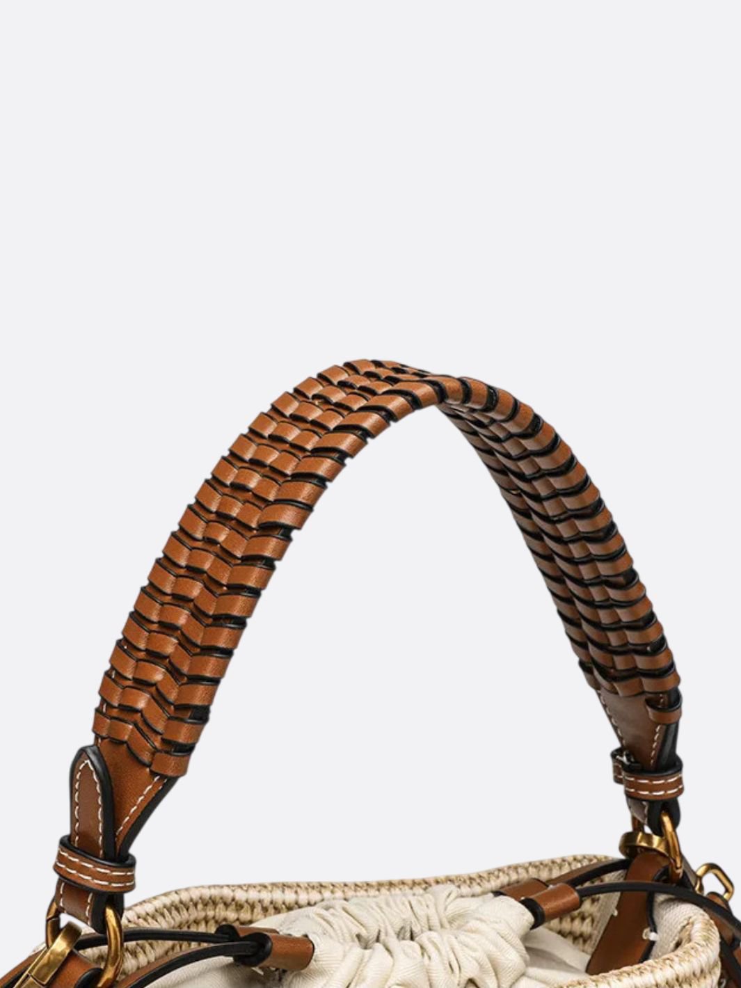 Bolso tipo cubo en rafia y ribete de piel