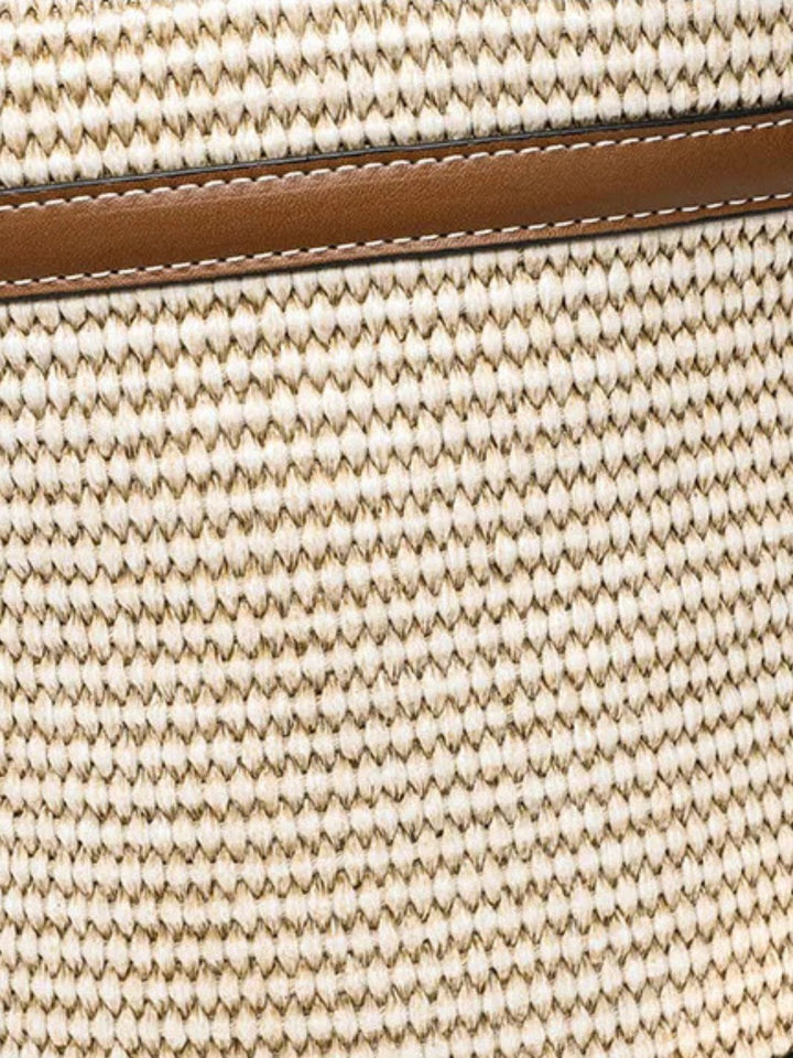 Bolso tipo cubo en rafia y ribete de piel